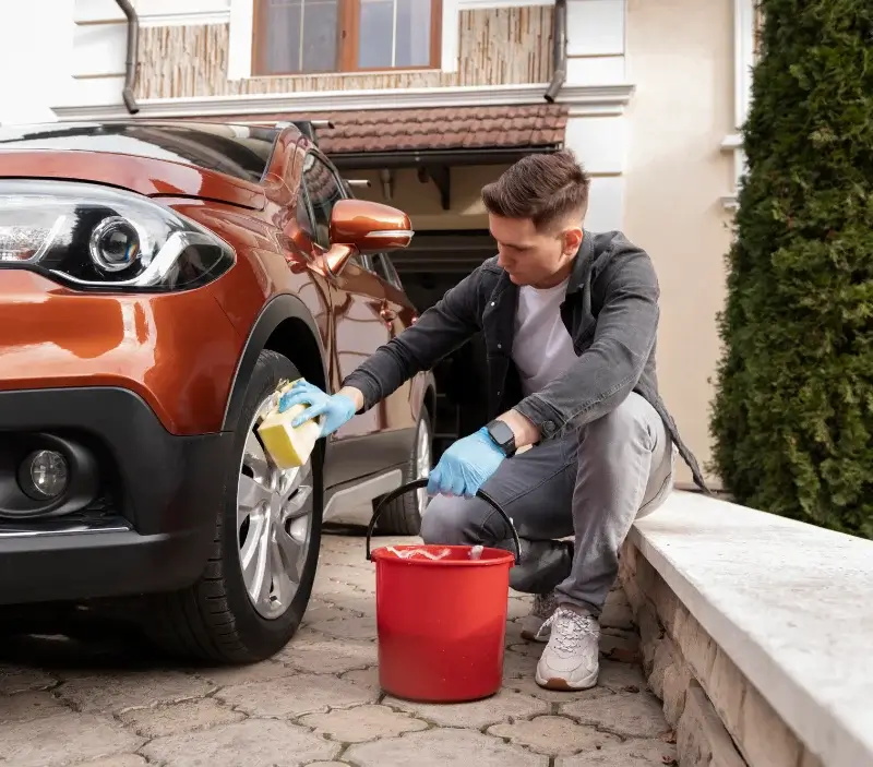 Lavage auto à domicile Cannes-et-Clairan : professionnel intervenant sur un véhicule